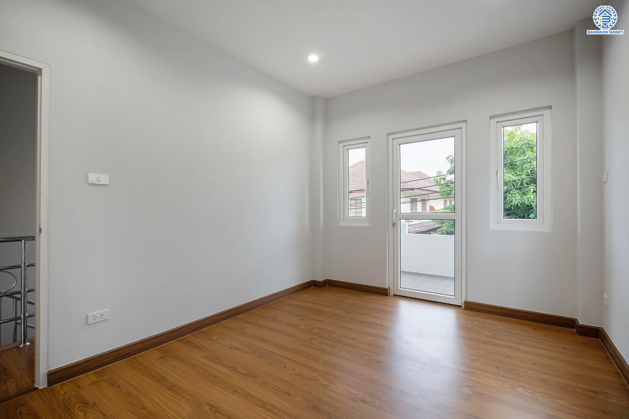 บ้านมือสองตกแต่งใหม่ โครงการ ลภาวัน15 ราชพฤกษ์ เนื้อที่ 50.5 ตร.ว. ฟังก์ชันครบ 3 ห้องนอน 3 ห้องน้ำ 2 ที่จอดรถ บ้านสวยสภาพดี พร้อมเข้าอยู่ บนทำเลศักยภาพติดถนนราชพฤกษ์ เชื่อมสู่แจ้งวัฒนะได้อย่างรวดเร็ว ใกล้รถไฟฟ้าสายสีม่วง "สถานีบางรักใหญ่"